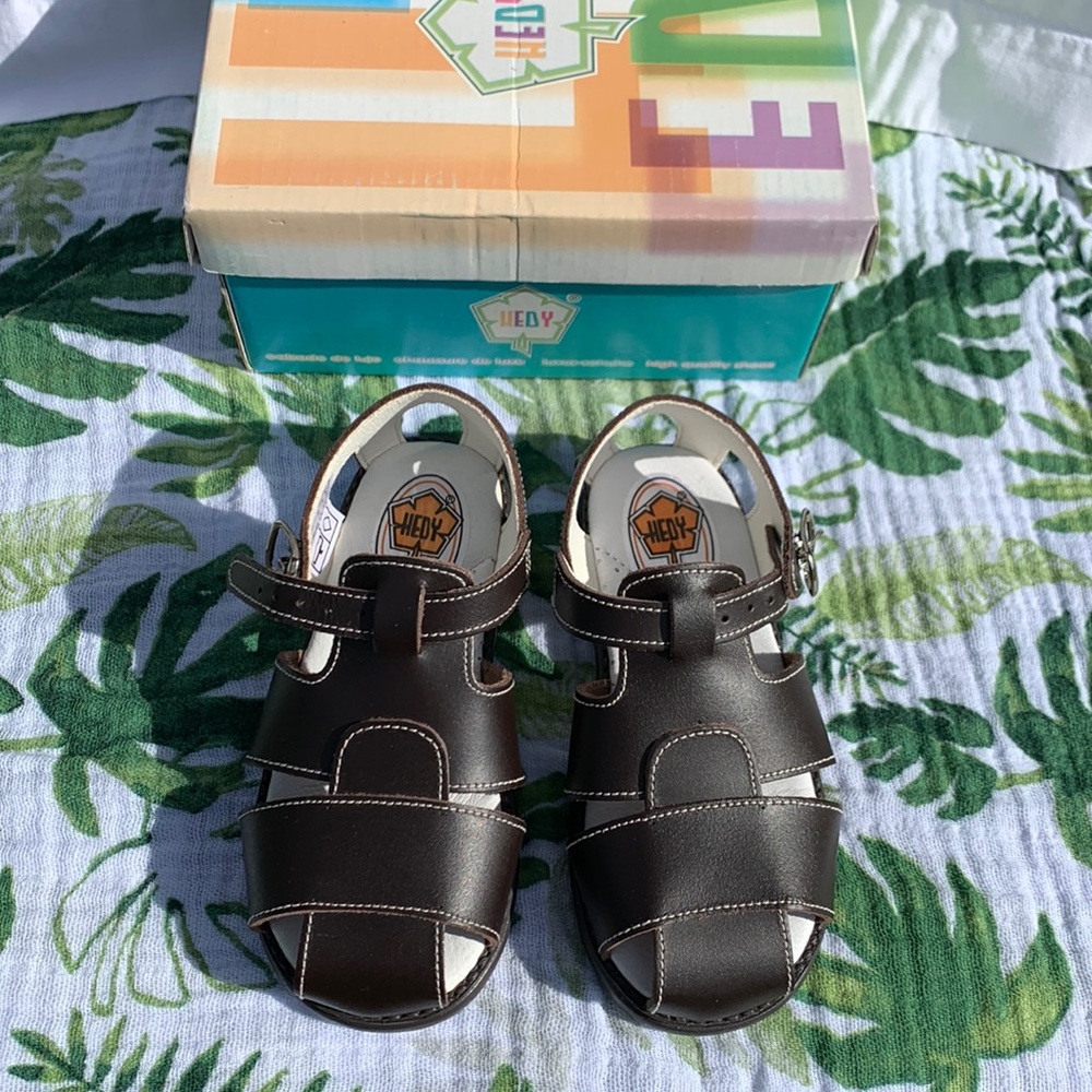 NEW Toddler sandal shoe with buckle, brown